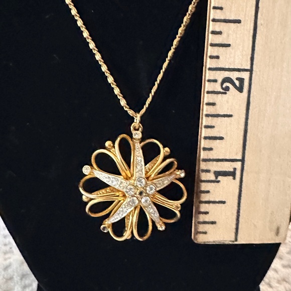 Gold Tone Necklace Flower Pendant w Rhinestone - Picture 3 of 4